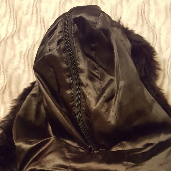 LAST 2! JUNIORS Black Puffer Vest - Picture 3 of 8